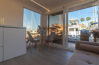Una noche en una casa flotante para 3 en La Maison de la Mer en Sotogrande (Cádiz)