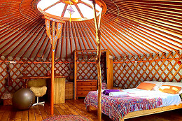 YURTA EN ESPACIO ACOGEDOR E INTIMO
