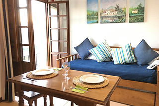 Dos noches con desayunos para 2 en Apartamentos El Cardeo en La Revilla (Cantabria)
