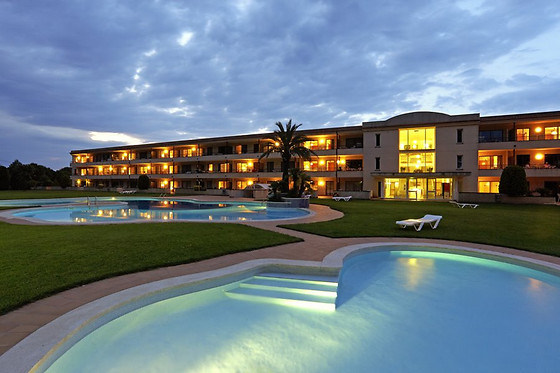Una noche con desayuno para 2 y mascota en Aparthotel Golf Beach en Pals (Girona)
