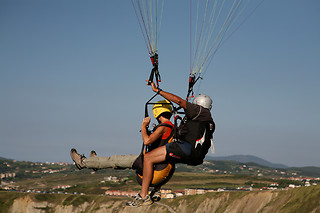 Un vuelo en parapente biplaza para 2 en Parapente Factory en Gijón (Asturias)