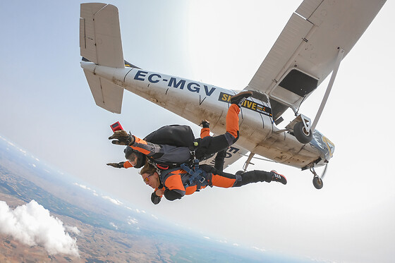 Un vuelo panorámico sobre la ciudad de León y caída libre para 1 en Skydive León en Chozas de Abajo (León)