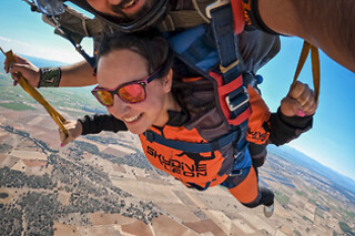 Un vuelo panorámico sobre la ciudad de León y caída libre para 1 en Skydive León en Chozas de Abajo (León)