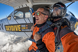 Un vuelo panorámico sobre la ciudad de León y caída libre para 1 en Skydive León en Chozas de Abajo (León)