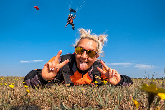 Un vuelo panorámico sobre la ciudad de León y caída libre para 1 en Skydive León en Chozas de Abajo (León)