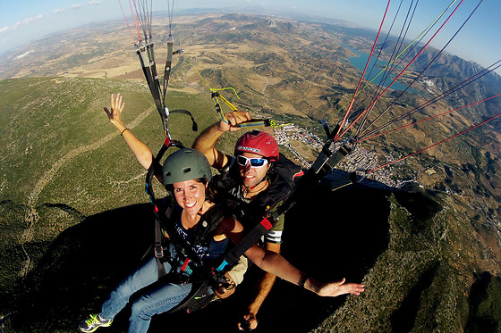 Un vuelo en Parapente biplaza Simultáneo Básico para 2 en Parapente Algodonales en Algodones (Cádiz)