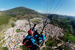 Un vuelo en Parapente biplaza Simultáneo Básico para 2 en Parapente Algodonales en Algodones (Cádiz)