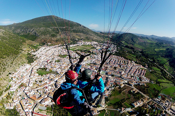 Un vuelo en Parapente biplaza Simultáneo Básico para 2 en Parapente Algodonales en Algodones (Cádiz)