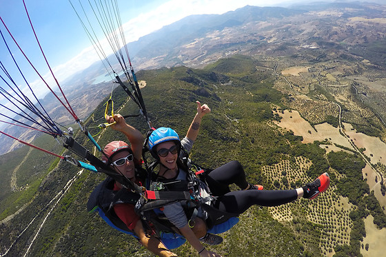 Un vuelo en Parapente biplaza Simultáneo Básico para 2 en Parapente Algodonales en Algodones (Cádiz)