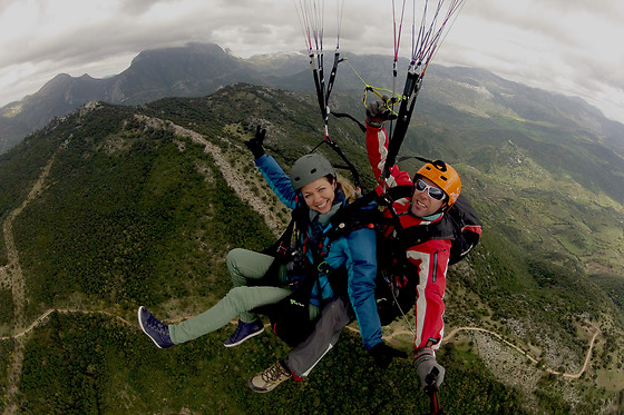 Un vuelo en Parapente biplaza Simultáneo Básico para 2 en Parapente Algodonales en Algodones (Cádiz)