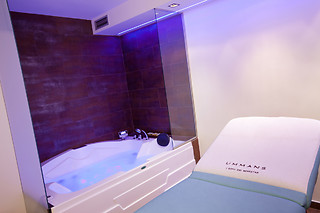 Un tratamiento facial con punta de diamante y vitamina C para 2 en Benestar Balmes en Barcelona