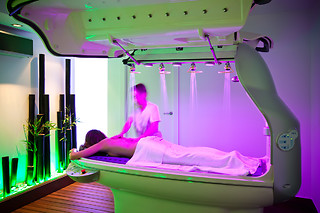 Un tratamiento facial con punta de diamante y vitamina C para 2 en Benestar Balmes en Barcelona