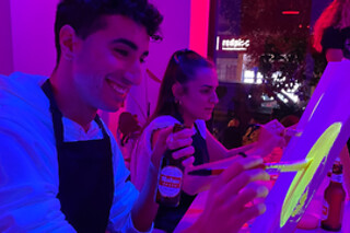 Una experiencia creativa de pintura neón y barra libre de cerveza para 2 en Craft & Beer en Madrid