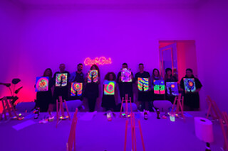 Una experiencia creativa de pintura neón y barra libre de cerveza para 2 en Craft & Beer en Madrid
