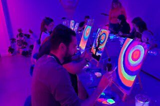 Una experiencia creativa de pintura neón y barra libre de cerveza para 2 en Craft & Beer en Madrid