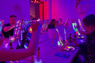 Una experiencia creativa de pintura neón y barra libre de cerveza para 2 en Craft & Beer en Madrid