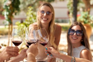 Brunch de lujo con cata de vino y cava en una bodega para 1 en Wine Stories en Barcelona