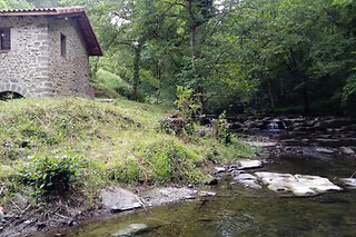 Una noche para 4 adultos y 2 niños en Casa Haraneko Errota Burdindegi en Bizkaia