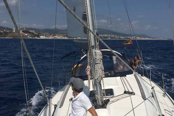 Paseo privado en velero en Barcelona