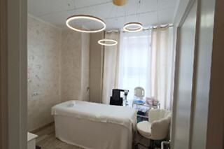 Un tratamiento facial personalizado con aparatologia avanzada para 1 en Onda Advanced Aesthetics en Marbella (Málaga)