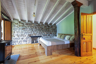 Una noche en cabaña para 2 adultos y 2 niños en Cabaña Pasiega Las Suertes en San Pedro del Romeral (Cantabria)