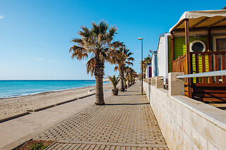 Una noche con desayuno en cabaña para 2 en Alannia Costa Dorada en Almadrava (Tarragona)
