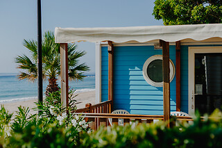 Una noche con desayuno en cabaña para 2 en Alannia Costa Dorada en Almadrava (Tarragona)