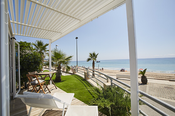 Una noche con desayuno en cabaña para 2 en Alannia Costa Dorada en Almadrava (Tarragona)