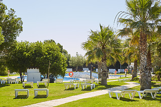 Una noche con desayuno en cabaña para 2 en Alannia Costa Dorada en Almadrava (Tarragona)