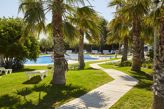 Una noche con desayuno en cabaña para 2 en Alannia Costa Dorada en Almadrava (Tarragona)