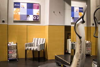 Un tratamiento facial con punta de diamante y vitamina C para 2 en Benestar Balmes en Barcelona
