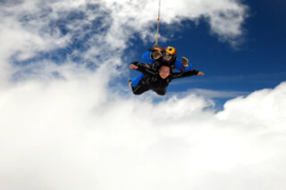 Un salto en paracaídas para 1 en I Jump Skydive en Casas de los Pinos (Cuenca)