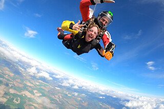 Un salto en paracaídas para 1 en I Jump Skydive en Casas de los Pinos (Cuenca)