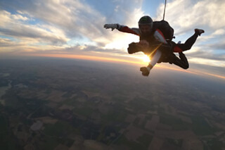 Un salto en paracaídas para 1 en I Jump Skydive en Casas de los Pinos (Cuenca)