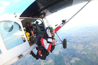 Un salto en paracaídas para 1 en I Jump Skydive en Casas de los Pinos (Cuenca)