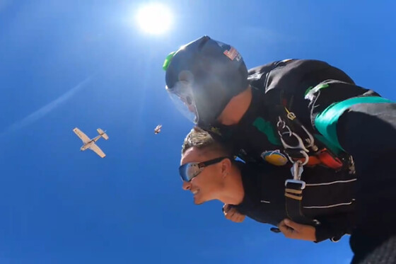 Un salto en paracaídas para 1 en I Jump Skydive en Casas de los Pinos (Cuenca)