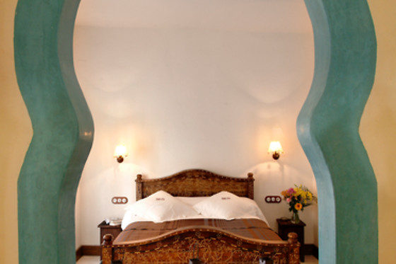 Disfrute de un merecido descanso en habitación romántica especial con bañera de hidromasaje además de un desayuno para 2 en Hotel Boutique Alcoba del Rey de Sevilla*** en Sevilla