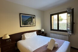 APARTAMENTOS SOLANA, HOTEL TAULL & ROMANIC