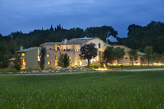 Una noche con desayuno, cena y detalle para 2 en Can Clotas Hotel Masía en Cistella (Girona)