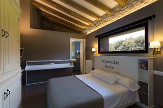 Una noche con desayuno, cena y detalle para 2 en Can Clotas Hotel Masía en Cistella (Girona)
