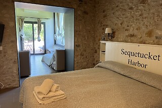 Una noche con desayuno, cena y detalle para 2 en Can Clotas Hotel Masía en Cistella (Girona)
