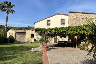 Una noche con desayuno, cena y detalle para 2 en Can Clotas Hotel Masía en Cistella (Girona)