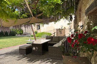 Una noche con desayuno, cena y detalle para 2 en Can Clotas Hotel Masía en Cistella (Girona)