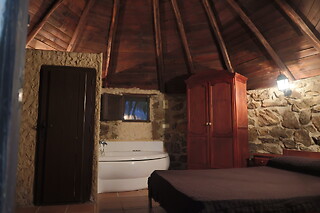 Dos noches con pensión completa y multiaventura para 2 en La Aldea de Yuste en Cuacos de Yuste (Cáceres)