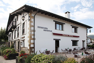 Una noche con desayuno para 3 en Casa Rural Barazar en Donostia San Sebatián (Guipúzcoa)