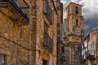 Una visita guiada a Valderrobres y una cata de productos para 2 en Turismo Matarraña en Valderrobres (Teruel)