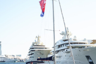Un vuelo en helicóptero más un paseo en velero para 2 en Sailing Experience Bcn en Barcelona