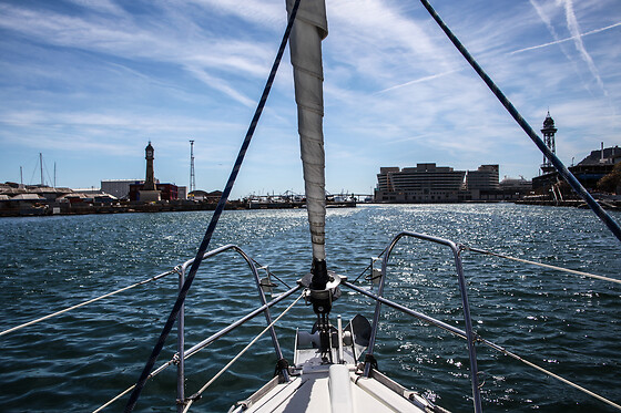 Un vuelo en helicóptero más un paseo en velero para 2 en Sailing Experience Bcn en Barcelona