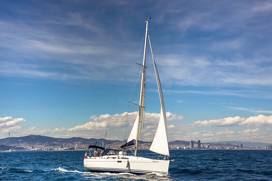 Un vuelo en helicóptero más un paseo en velero para 2 en Sailing Experience Bcn en Barcelona