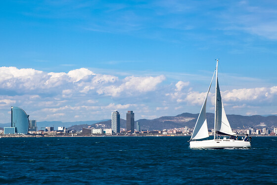 Un vuelo en helicóptero más un paseo en velero para 2 en Sailing Experience Bcn en Barcelona